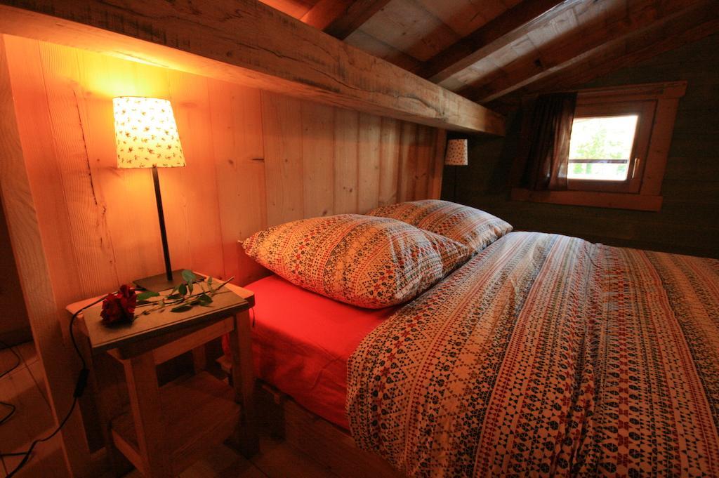 Bed and Breakfast Domaine Des Brouilles Malafretaz Zimmer foto
